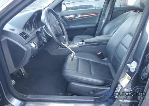 2011 Mercedes-Benz C 300 z USA, uszkodzony, nr VIN WDDGF5EB8BF629239